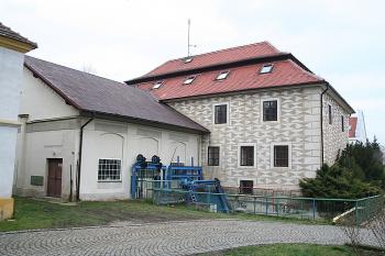 Renesanční mlýn a vodní elektrárna od jihu (© Ivan Grisa, 12/2008)