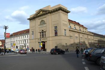 klášter (budova v levé části) s kostelem ( © Milan Caha 03/2009)