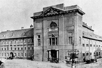 průčelí celnice na konci 19. století ( © Alois Kubíček: Adaptace kláštera hybernů na celnici, Umění roč. III, čís. 1, Nakladatelství ČSAV, Praha 1955)