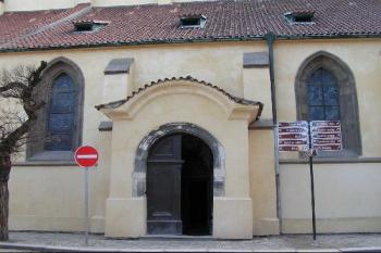 Boční vchod do kostela je jednosměrný. ( © Petr Turyna 02/2004)