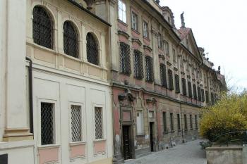 zvlněné jižní průčelí bývalého kláštera ( © Petr Turyna 04/2005)
