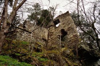 Zřícenina hradu Louzek (© Jiří Cukr, 04/2002)