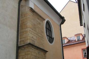Za původním zdivem byla přistavěna novější barokní část ( © Petr Turyna 02/2004)