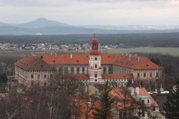 Zámek z Kratochvílovy rozhledny ( © Ivan Grisa 02/2011)