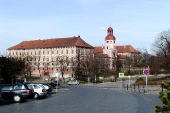 celkový pohled na zámek ( © Petr Komárek 3/4/2005)