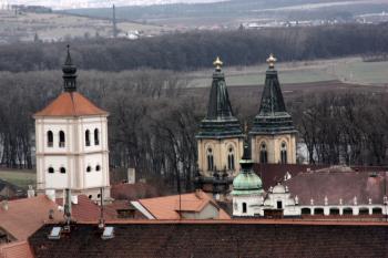 Kostel a zvonice z Kratochvílovy rozhledny ( © Ivan Grisa 02/2011)