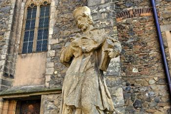 socha sv. jana Nepomuckého na mostku přes kanál k bočnímu vstupu do kostela (© Jan P. Štěpánek  05/2024)