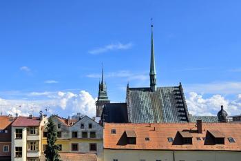 pohled na kostel z jihovýchodního rondelu zámku (© Jan P. Štěpánek  05/2024)