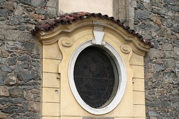 Barokní okno v jižní stěně lodi (© Ivan Grisa, 10/2008)
