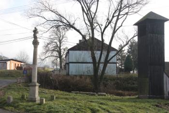 Mariánský sloup, okály a věž hasičské zbrojnice od západu ( © Ivan Grisa 11/2011)