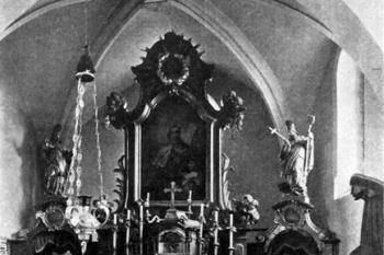 pohled do presbytáře - románské apsidy zaklenuté gotickou žebrovou klenbou ( © Antonín Podlaha: Soupis památek historických a uměleckých v Království Českém, sv. 28 Politický okres Vinohradský, Archaelogická komise při České akademii císaře Františka Josefa pro vědy, slovesnost a umění, Praha 1908)