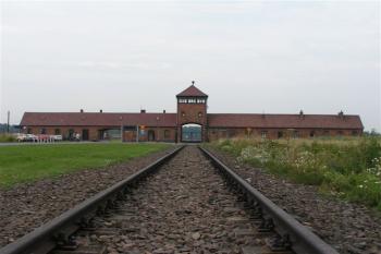 Vítejte v Auschwitz II. Birkenau ( © Petr Turyna 07/2004)
