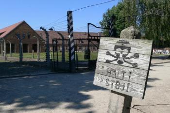 U brány - Auschwitz I (© jiri gazarek 07/2006)