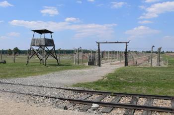 Brána mezi mužskou a maďarskou částí tábora. Auschwitz II Birkenau (© jiri gazarek 07/2006)