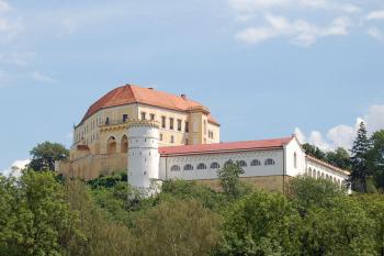 pohled na zámek ze silnice (© Rodochrozit, 07/2012)