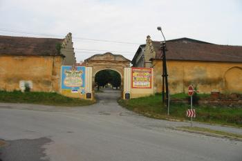 vjezd do předzámčí (© D Dohňanský, 07/2014)
