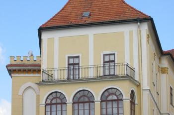 jz.křídlo zámku se zasklenou terasou v 1.patře a otevřeným balkonem ve 2.patře (© D Dohňanský, 07/2015)