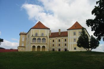 klasický pohled od jv. (© D Dohňanský, 07/2015)