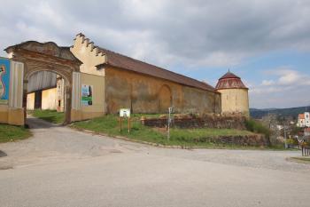 vchod do areálu  ( © Luděk Vláčil 04/2017)