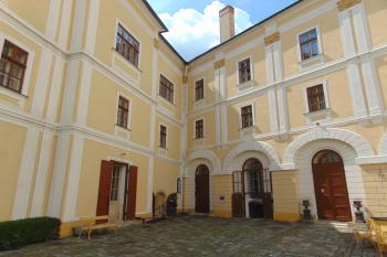 Záp. vnitřní nároží, vpravo přestavěný původní hradní palác s pilastry a zazděnými arkádami  (© Dušan Dohňanský  07/2021)