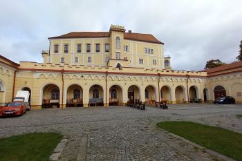 Nádvoří zámku (© Ivo Rozehnal  10/2025)