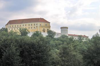 Pohled na zámek zse silnice Brno - Svitavy ( © Pavel Vítek 09/2009)