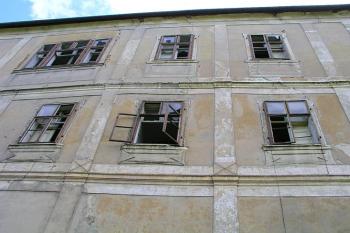 Výsledek péče o zámek ( © Roman Řezáč 06/2004)