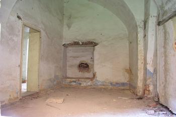 Zdevastovaný interiér ( © Roman Řezáč 06/2004)
