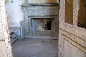 Zdevastovaný interiér ( © Roman Řezáč 06/2004)