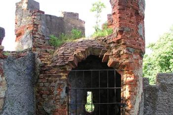 Zbytky opevněného nároží hradby ( © Roman Řezáč 06/2004)