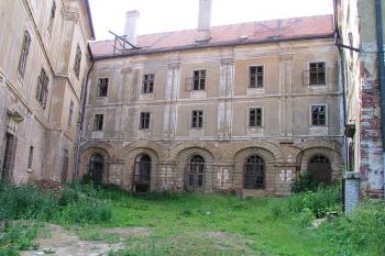 Poničené nádvoří zámku ( © Roman Řezáč 06/2004)