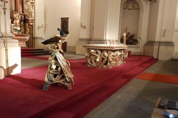 Obětní stůl a ambón (© Johannes Cladis, 05/2014)