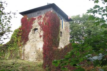 Vstupní hranolová věž u hlavní hradní brány (© D Dohňanský, 10/2016)