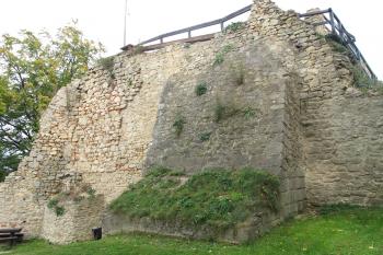 část západní palácové stěny s opěrákem (© D Dohňanský, 10/2016)