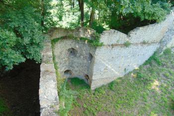 Půlválcová bašta v sev. hradbě dolního předhradí (© Dušan Dohňanský  07/2021)