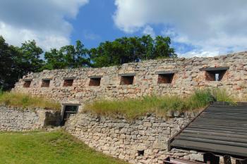 Vých. hradba vlastního hradu s ochozem a rekonstruovanými střílnami (© Dušan Dohňanský  07/2021)