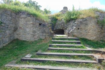 Vých. část do půlky zasypané druhé branské věže (© Dušan Dohňanský  07/2021)