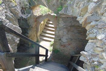 Interiér druhé branské věže, jež kontrolovala přístup do jádra hradu přes jižní parkán (© Dušan Dohňanský  07/2021)