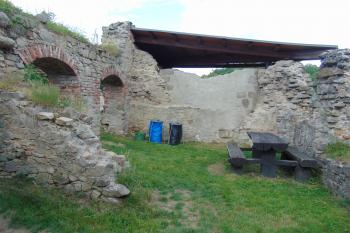 Interiér pozdější jižní zástavby, která pohltila původní románskou věžici (© Dušan Dohňanský  07/2021)