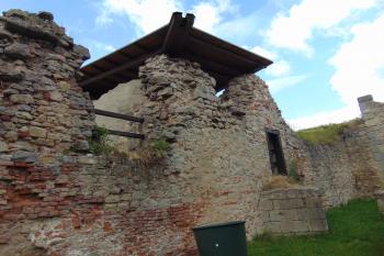 Jižní palácová stěna jádra hradu s výběžkem původní románské hradby (© Dušan Dohňanský  07/2021)