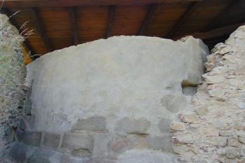 Detail nevhodně opravené původní románské věžice (© Dušan Dohňanský  07/2021)