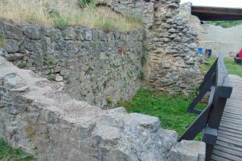 Sev. část torza románské hranolové věže (© Dušan Dohňanský  07/2021)