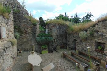 Vých. palác stojící v místě původní hradní kaple (© Dušan Dohňanský  07/2021)