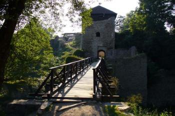 Lukov - most s branou do hradu v podvečer (© Pavel Jarý,  06.07.2006)