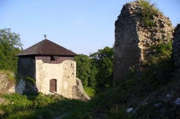Lukov - pohled z vnitřního hradu (© Pavel Jarý,  06.07.2006)