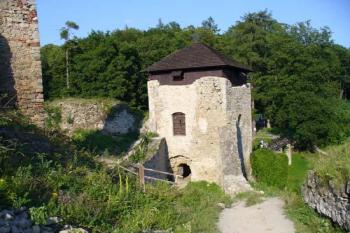 Lukov - pohled z vnitřního hradu na věž (© Pavel Jarý,  06.07.2006)