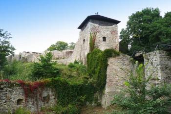 Čelo jádra hradu s branskou věží ( © Jan P. Štěpánek 09/2008)