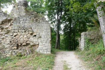 torzo branky v severní hradbě dolního hradu ( © Jan P. Štěpánek 09/2008)