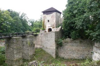 branská věž v čele jádra hradu od východu, přes čelní příkop ( © Jan P. Štěpánek 09/2008)