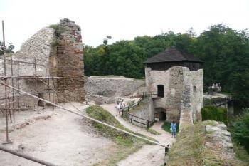 plocha parkánu za první věžovitou branskou věží - vlevo torzo východního paláce ( © Jan P. Štěpánek 09/2008)